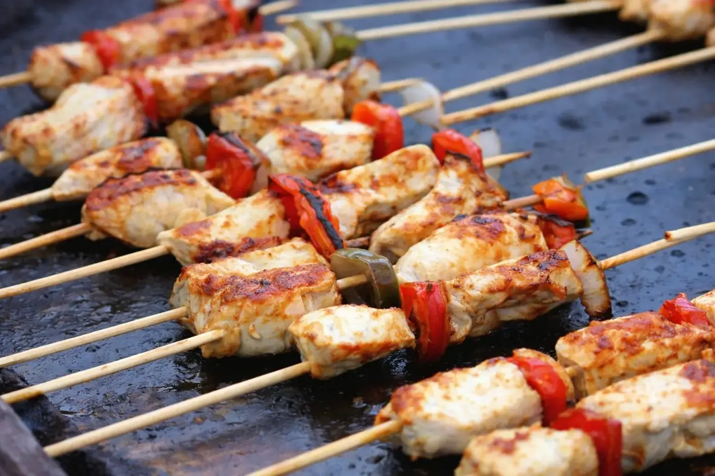 Brochetas de pollo recién preparadas
